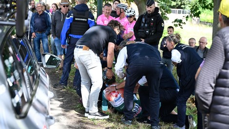 Tour de France pretresla huda nesreča – kolesarski zvezdnik končal v bolnišnici