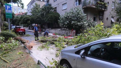 Razdejanje v Splitu: močno neurje v nekaj trenutkih povzročilo kaos
