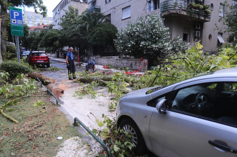 Razdejanje v Splitu: močno neurje v nekaj trenutkih povzročilo kaos (foto: Profimedia)