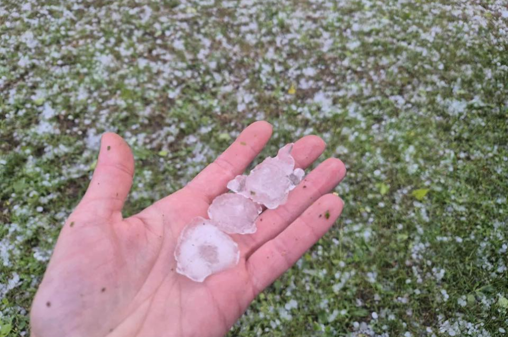 Besnenje vremena: v Ajdovščini že zjutraj klestila toča, na udaru bo tudi več drugih krajev po državi (foto: Facebook/Neurje.si)