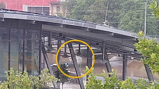 Zaradi poplavljenih cestišč zaprli več podvozov v Ljubljani: pod enim od njih v vodi obtičal avto