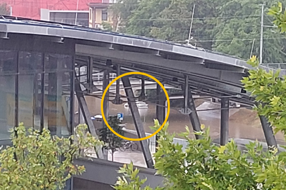 Zaradi poplavljenih cestišč zaprli več podvozov v Ljubljani: pod enim od njih v vodi obtičal avto (foto: Uredništvo)
