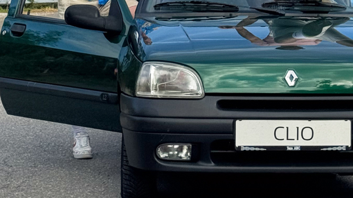 Kriki groze prekinil snemanje priljubljene slovenske glasbene skupine: starejša gospa na kolesu nenadoma ...