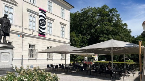 Zakaj boste poletne četrtkove večere želeli preživeti v Caffe Bienale v Tivoliju