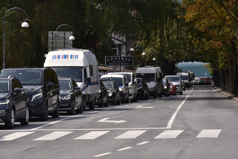 Bled turisti avtomobili promet gneca