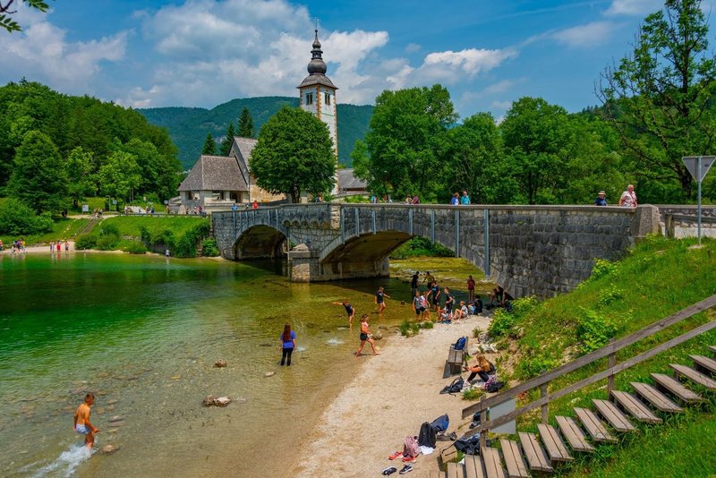 Bohinjsko jezero turisti kopalci