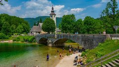 Bohinjsko jezero turisti kopalci