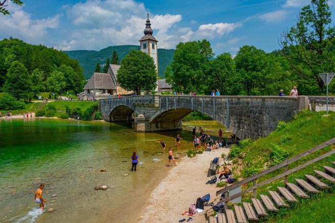 Bohinjsko jezero turisti kopalci