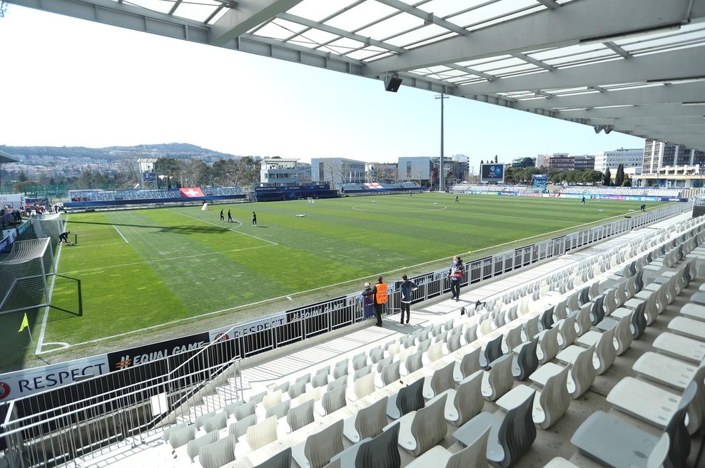 Pestro nogometno dogajanje na slovenskih zelenicah: Koper pripeljal 18-letnika, Maribor in Bravo zadržala najstnika (foto: Profimedia)