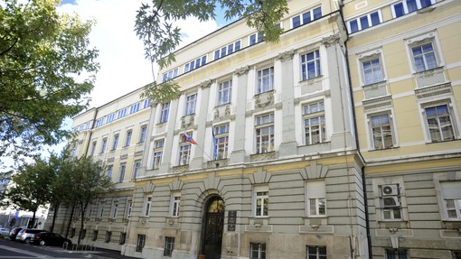 Smrt znanega novinarja: na sodišču v Mariboru odmevna odločitev, Ireno Tihec so premagale solze