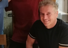 Robert Golob objavil prisrčno družinsko fotografijo: vsi govorijo le o eni podrobnosti (FOTO)