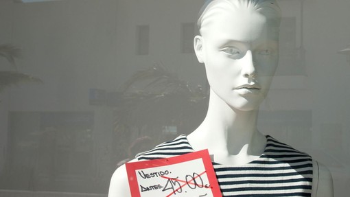 Znana trgovska veriga z oblačili zapira poslovalnice, sledijo veliki popusti, zaposleni pa na zavod