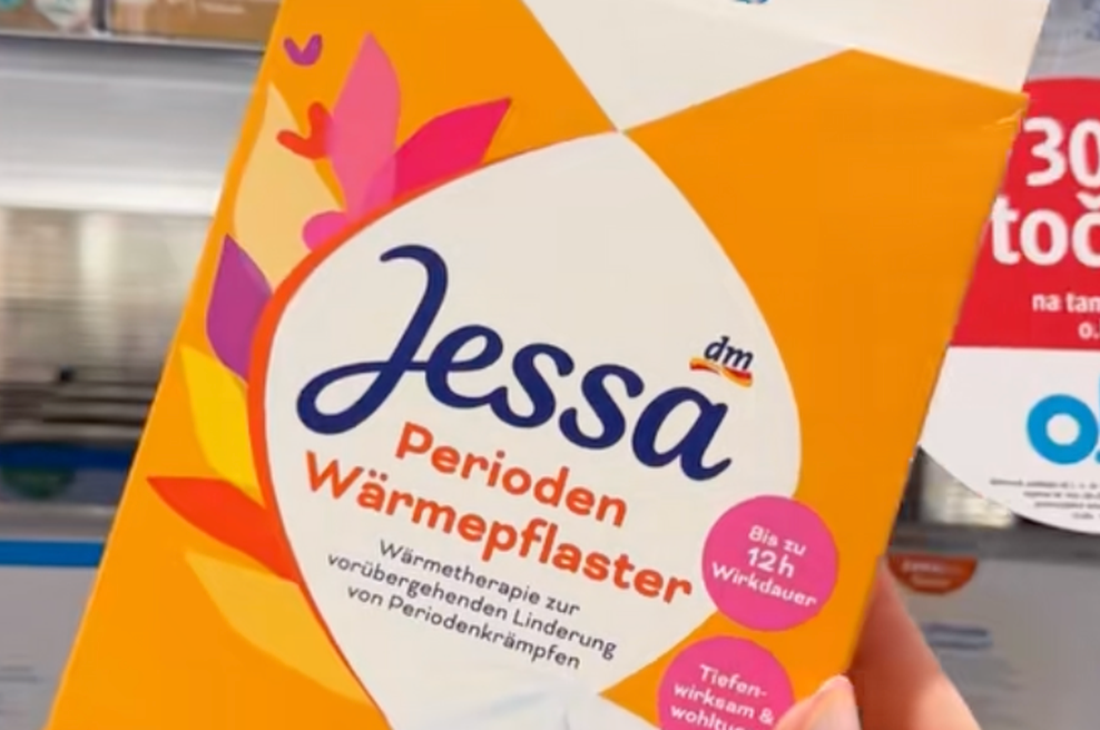 Trpite za bolečimi menstruacijami? V priljubljeni drogeriji smo našli nekaj, kar vam bo spremenilo življenje (foto: TikTok/dm_slovenija/posnetek zaslona)