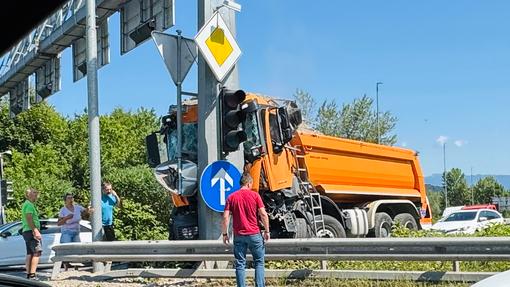 S tovornjakom naravnost v semafor: zaradi prometne nesreče v ljubljanskem krožišču oviran promet