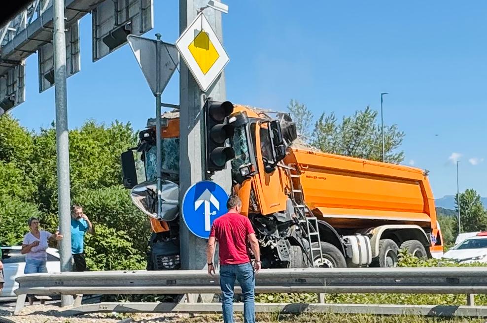 S tovornjakom naravnost v semafor: zaradi prometne nesreče v ljubljanskem krožišču oviran promet (foto: Aleksandra Saša Prelesnik)