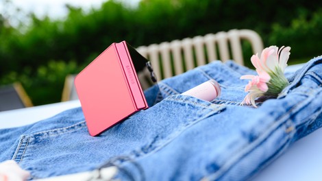 Na počitnice se odpravljamo s tem novim telefonom, ki priročno nadomesti knjigo ali televizor (in še očara z eleganco!)