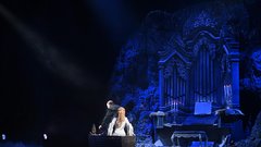 Prizor, v katerem Christine sledi Fantomu v njegovo podzemno rezidenco, je bržkone najbolj znan del muzikala.