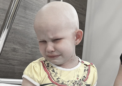 Ste nakazali denar za hudo bolno štiriletno deklico Laro? Humanitarci opozarjajo, da gre za prevaro