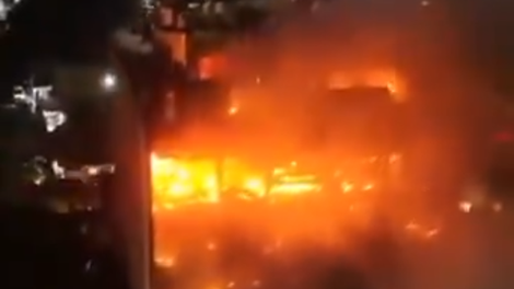 V nakupovalnem središču izbruhnil požar: umrlo več kot 60 ljudi (VIDEO)