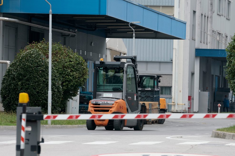 100 delavcev v znanem slovenskem podjetju bo avgusta dobilo odpovedi, septembra jih bodo odpustili še več (foto: Borut Živulovič/Bobo)