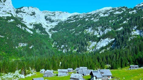 Vse več tujih obiskovalcev v naših gorah: Kaj to pomeni za prihodnost?
