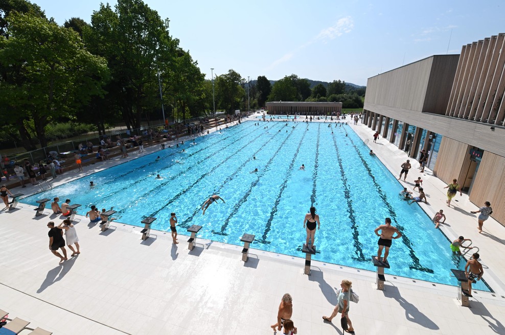 Odirajo nas na vsakem koraku: vstopnina na ljubljanskem kopališču že tako draga, meščanom pa gre v nos, da mastno računajo še to ... (foto: Bobo)