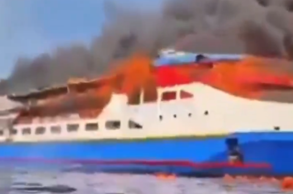Na trajektu izbruhnil požar: umrlo pet ljudi, več jih je poskakalo v morje (VIDEO) (foto: X/DailyMailsX/posnetek zaslona)