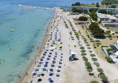 Turistka na plaži v Dalmaciji razburila domačine: "Ne razumem, kako lahko kdo misli, da je takšno vedenje primerno"
