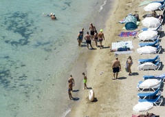 Med plavanjem v morju turistki doživeli pravo grozo: "Pohitita ven, približuje se vama!" so ju obupano svarili