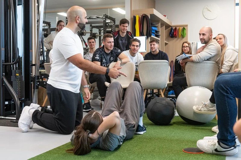 Poškodba kolena ali rame? Kako poteka okrevanje na kliniki Medicofit