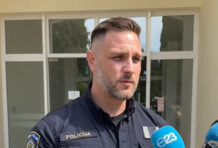 Hrvaški policist popolnoma obnorel ženske: "Ne morem ga nehati gledati" (VIDEO)