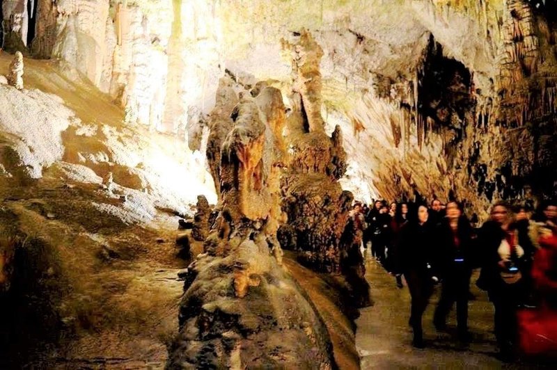 Postojnska jama turisti