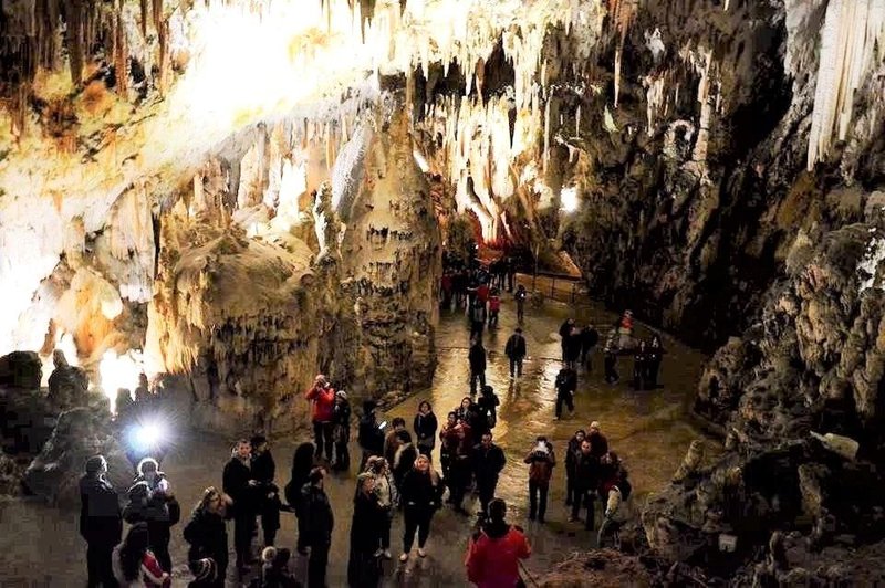 Postojnska jama turisti