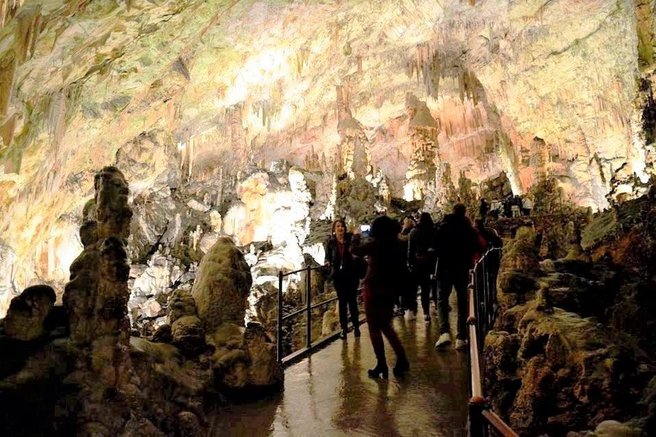Postojnska jama turisti