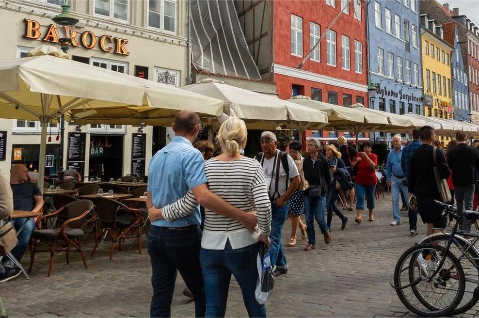 Turistom ponujajo brezplačne kave in koncertne vstopnice: to morajo storiti v zameno (foto: Profimedia)
