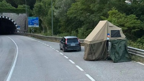 Nenavaden prizor na odstavnem pasu: turist brez sramu postavil šotor (FOTO)