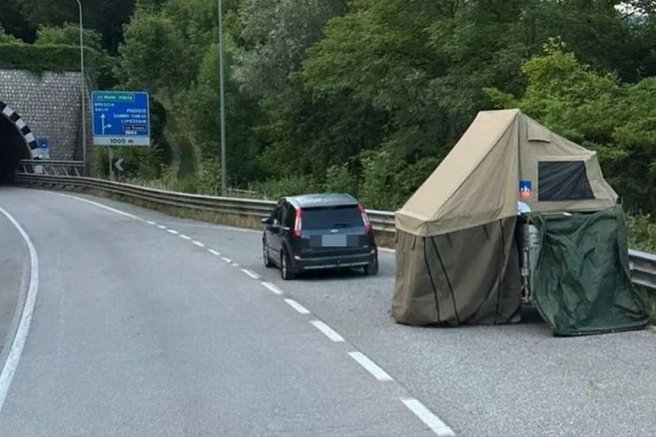 Nenavaden prizor na odstavnem pasu: turist brez sramu postavil šotor (FOTO)