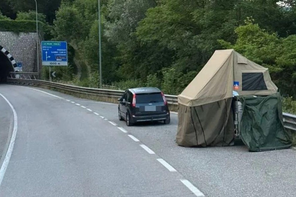 Nenavaden prizor na odstavnem pasu: turist brez sramu postavil šotor (FOTO) (foto: Instagram/orgoglio_bresciano)