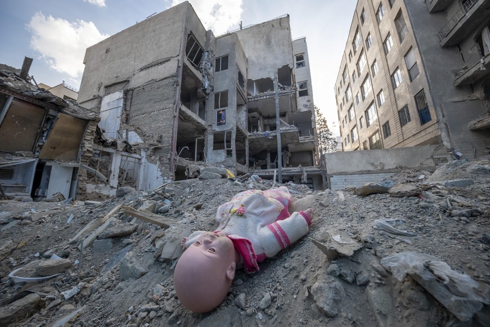 LJUDJE BODO PRISILJENI PREMISLITI O TEMELJNIH VREDNOTAH Nostradamusu pripisujejo tudi napoved zatona Zahoda. Politična polarizacija, identitetne krize in notranja protislovja …