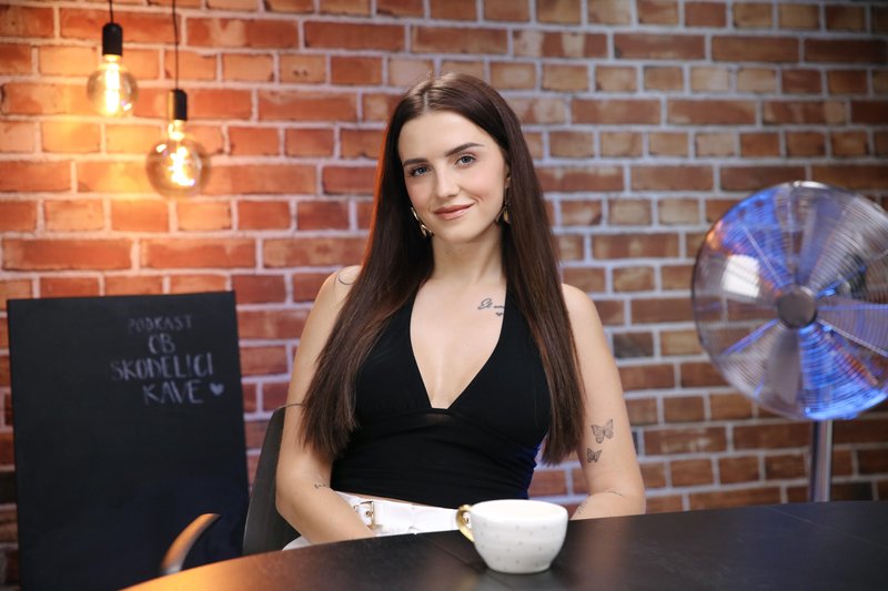Anja Širovnik metropolitan podkast ob skodelici kave