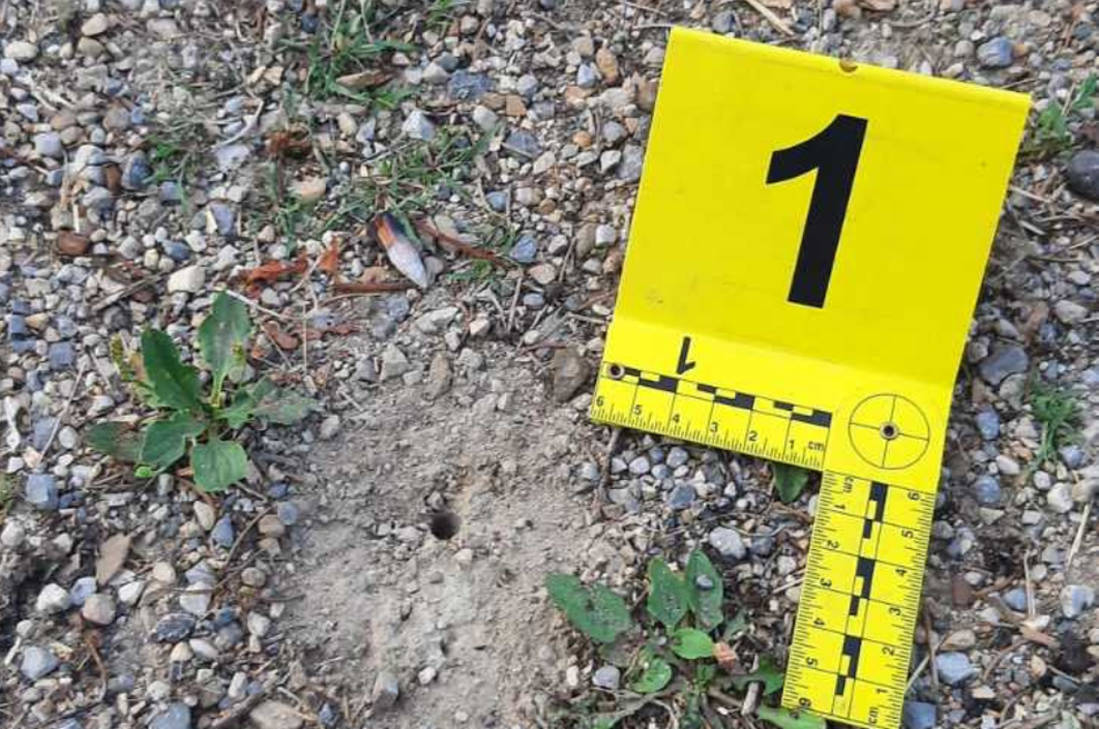 Nov incident z Romi: streljali iz romskega naselja, krogla pristala en meter od domačina (foto: Facebook/Anja Bah Žibert)