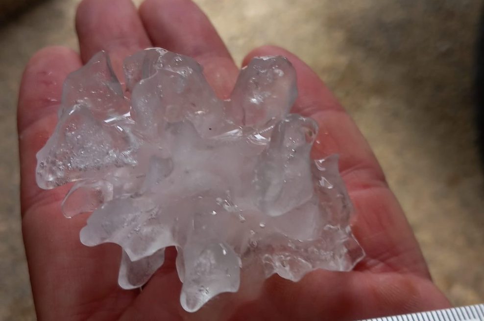 Mračne napovedi so se uresničile: neurje pokazalo zobe, padla tudi večja toča (foto: Facebook/Neverin)