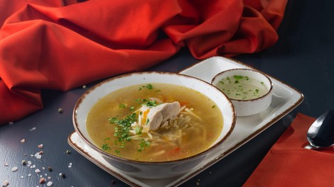 Domača juha, ki krepi imunski sistem in poskrbi za boljšo prebavo: priprava je hitra, iz sklede pa izgine še hitreje