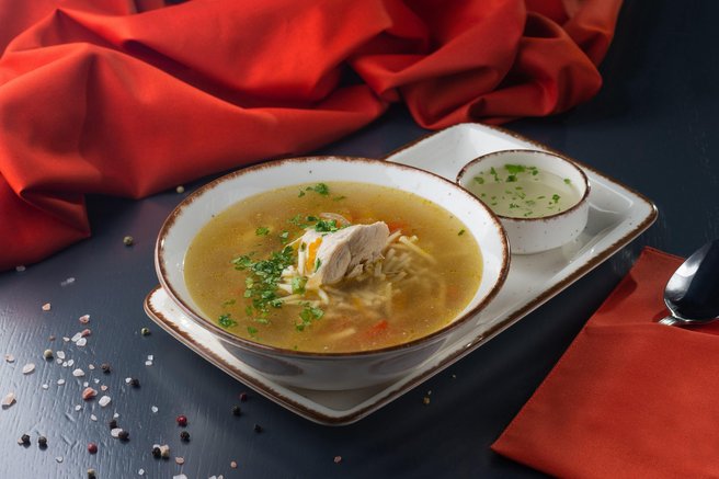 Domača juha, ki krepi imunski sistem in poskrbi za boljšo prebavo: priprava je hitra, iz sklede pa izgine še hitreje