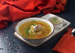 Domača juha, ki krepi imunski sistem in poskrbi za boljšo prebavo: priprava je hitra, iz sklede pa izgine še hitreje