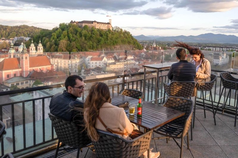 Ljubljanski nebotičnik turisti