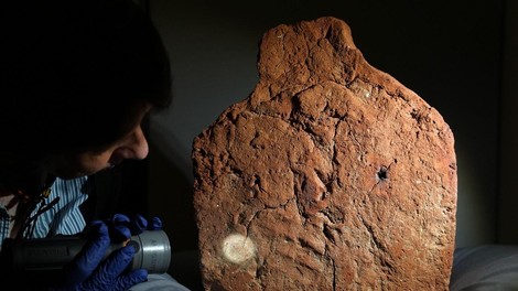 Zaposleni v muzeju niso mogli verjeti svojim očem: na egipčanskem artefaktu odkrili nekaj neverjetnega (FOTO)