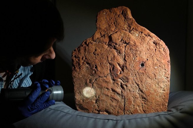 Zaposleni v muzeju niso mogli verjeti svojim očem: na egipčanskem artefaktu odkrili nekaj neverjetnega (FOTO)