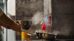restavracija starejša gospa izpoved nesramnost natakar