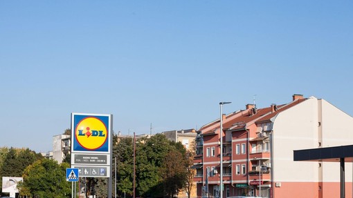 Šok v Lidlu! Ženska izgubila 4 evre, moški jih je pobral in jih ni želel vrniti: kar je sledilo, je osupnilo vse